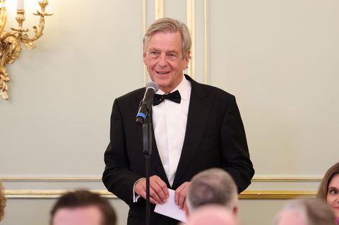 ZDF: Claus Kleber an einem Mikrofon