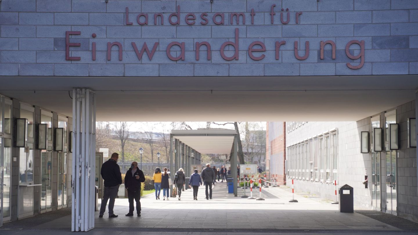 Jeder 20. Einbürgerungsantrag wird in Berlin abgelehnt. (Symbolbild) Foto: Jörg Carstensen/dpa