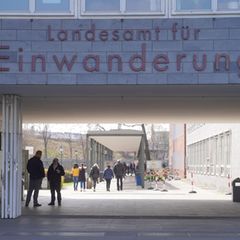 Jeder 20. Einbürgerungsantrag wird in Berlin abgelehnt. (Symbolbild) Foto: Jörg Carstensen/dpa