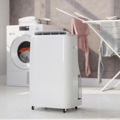 Deals und Angebote: Luftentfeuchter in einem Raum mit Waschmaschine und Wäschetrockner
