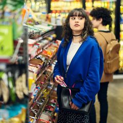 Frau klaut im Supermarkt  (Symbolbild Kleptomanie)