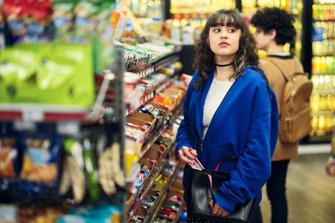Frau klaut im Supermarkt  (Symbolbild Kleptomanie)