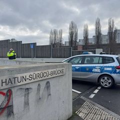 Ein Polizeiwagen steht an der Hatun-Sürücü-Brücke in Berlin. Foto: -/Polizei Berlin/dpa