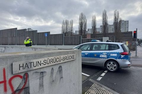 Ein Polizeiwagen steht an der Hatun-Sürücü-Brücke in Berlin. Foto: -/Polizei Berlin/dpa