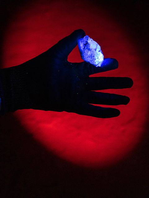 Ein junger Mann mit blauben Augen blickt in die Kamera. Er trägt einen gelben Helm