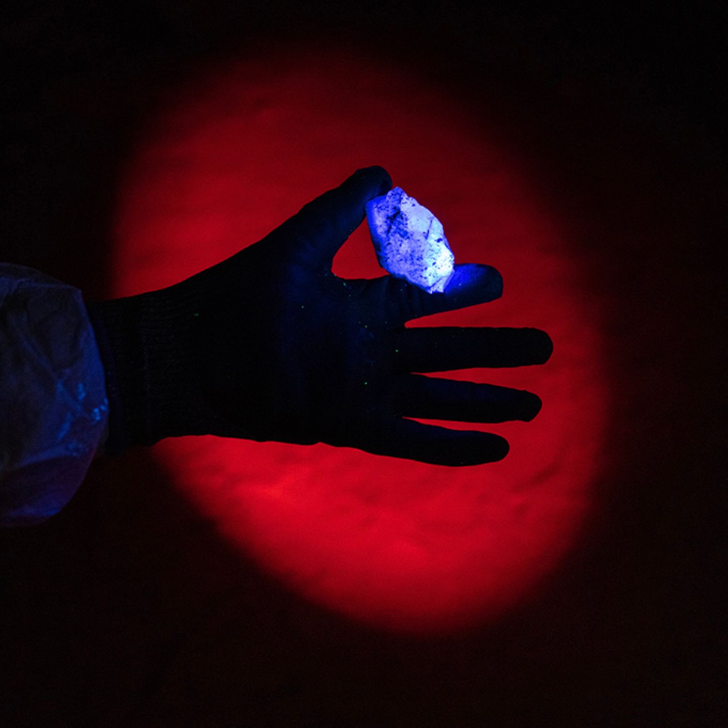 Ein junger Mann mit blauben Augen blickt in die Kamera. Er trägt einen gelben Helm