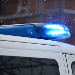 Der 87-jährige Senior übergab einem Unbekannten nach dem Schockanruf Bargeld in Höhe von 30.000 Euro. (Symbolbild) Foto: Markus