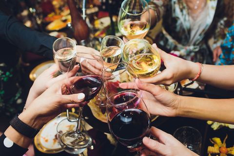 Durcheinander trinken macht nicht schneller betrunken, denn es kommt auf den Alkoholgehalt an, nicht auf die Reihenfolge.