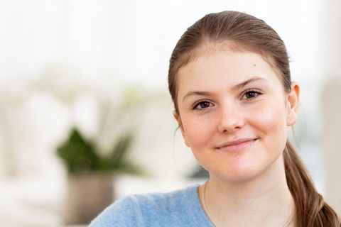 Lächelnd blickt sie in die Kamera: Zum 14. Geburtstag von Prinzessin Estelle gibt es neue offizielle Bilder.