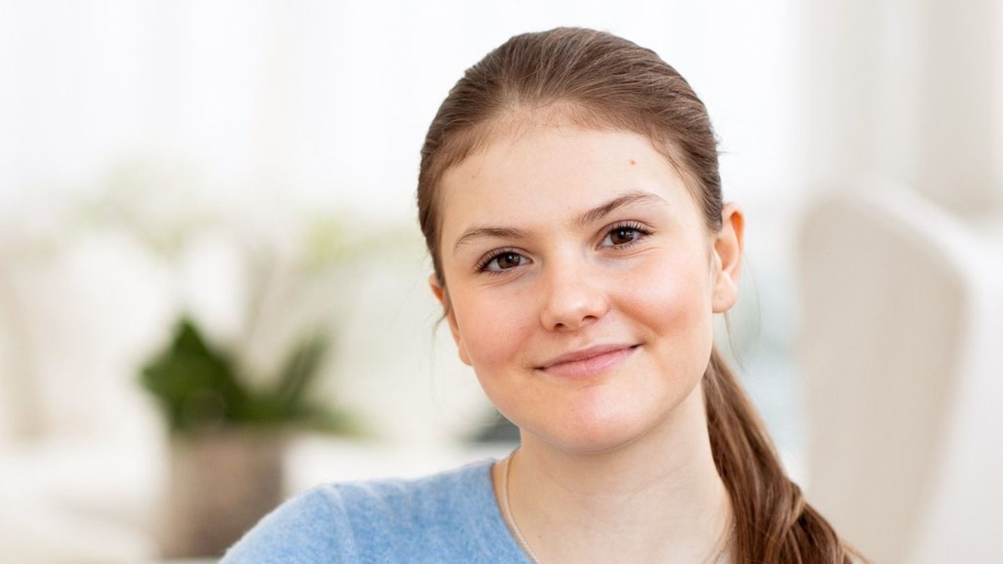 Lächelnd blickt sie in die Kamera: Zum 14. Geburtstag von Prinzessin Estelle gibt es neue offizielle Bilder.