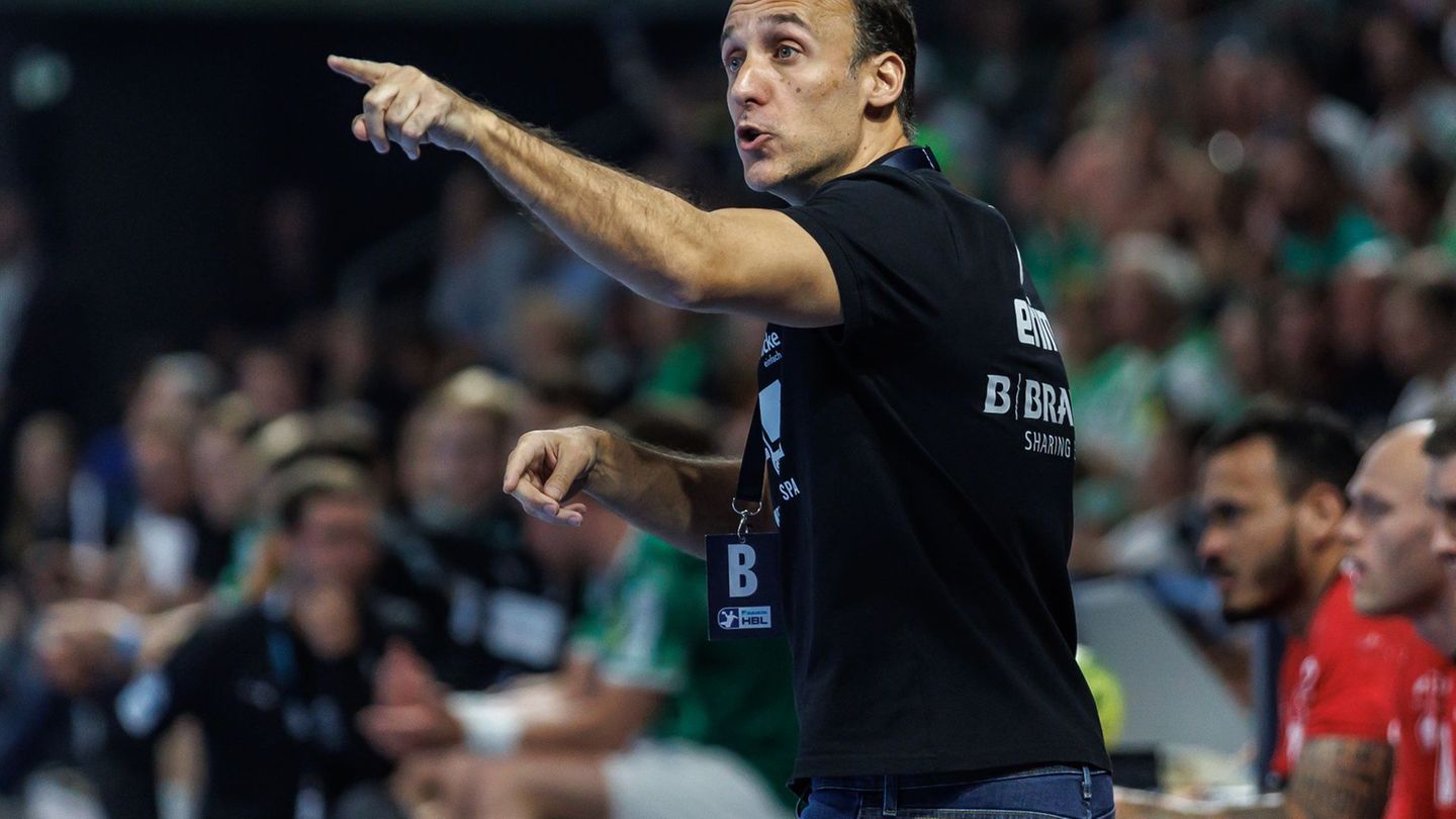 Melsungens Trainer Roberto Garcia Parrondo muss im Spiel bei Vardar Skopje auf zehn Spieler verzichten. (Archivbild) Foto: Andre