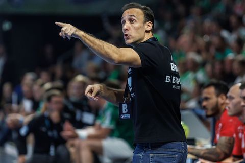 Melsungens Trainer Roberto Garcia Parrondo muss im Spiel bei Vardar Skopje auf zehn Spieler verzichten. (Archivbild) Foto: Andre