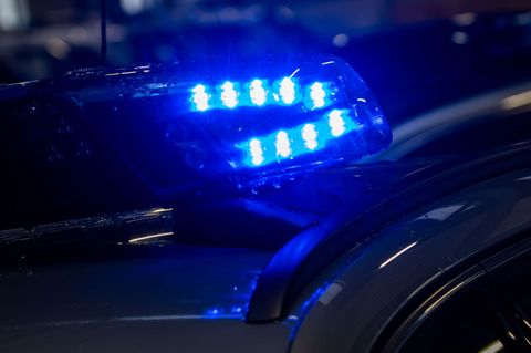 Bei einem Raubüberfall erbeuten drei Unbekannte Schmuck und Bargeld. Um Hinweise aus der Bevölkerung zu erhalten, wird der Fall