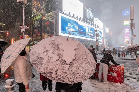 Schwere Schneefälle in New York behindern auch den Flugverkehr aus Europa. Foto: Lev Radin/ZUMA Press Wire/dpa