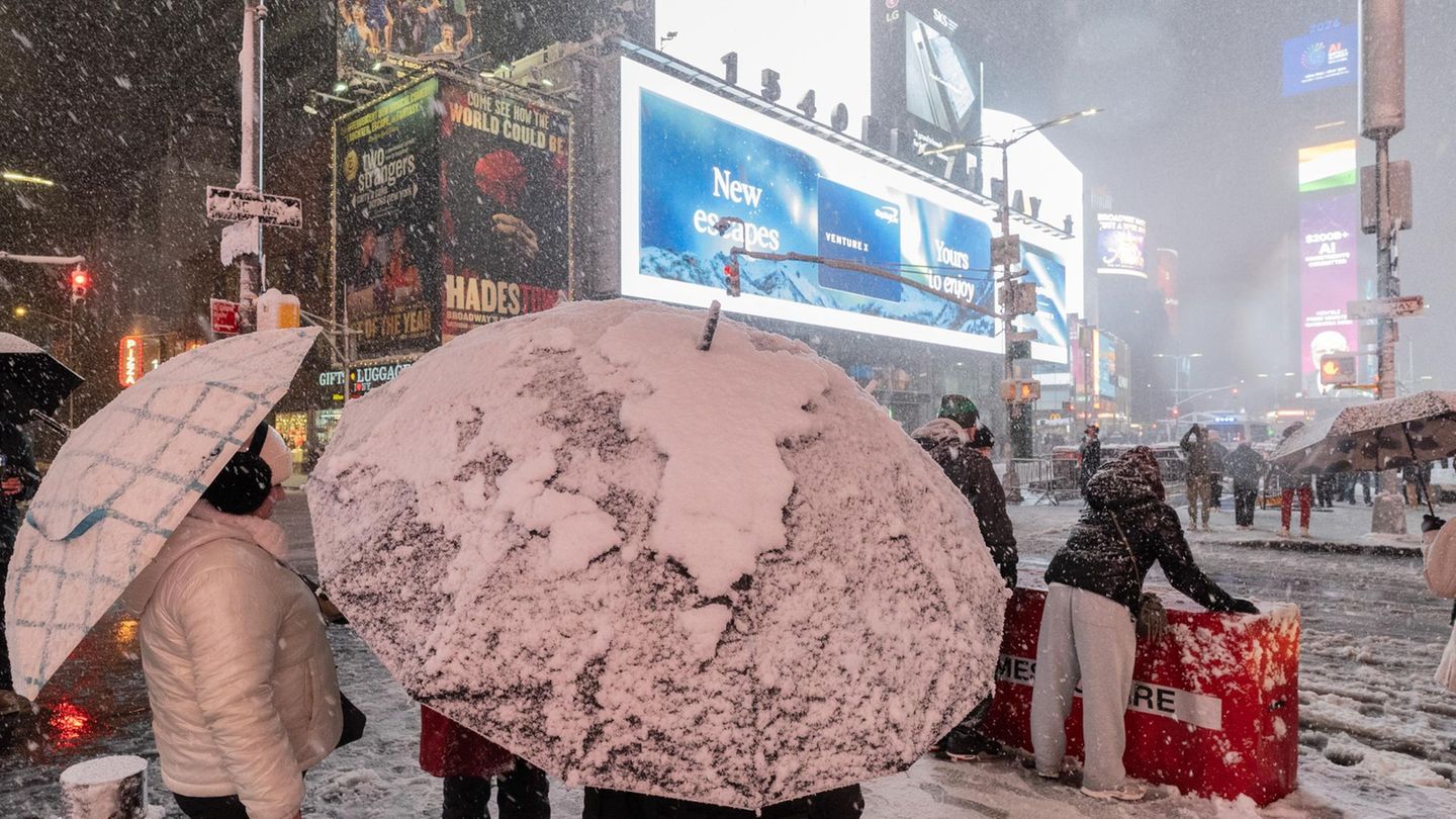 Schwere Schneefälle in New York behindern auch den Flugverkehr aus Europa. Foto: Lev Radin/ZUMA Press Wire/dpa