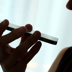 Kinder und Jugendliche, die Probleme Zuhause, in der Schule oder anderes bedrückt, können beim Kinder- und Jugendsorgentelefon a