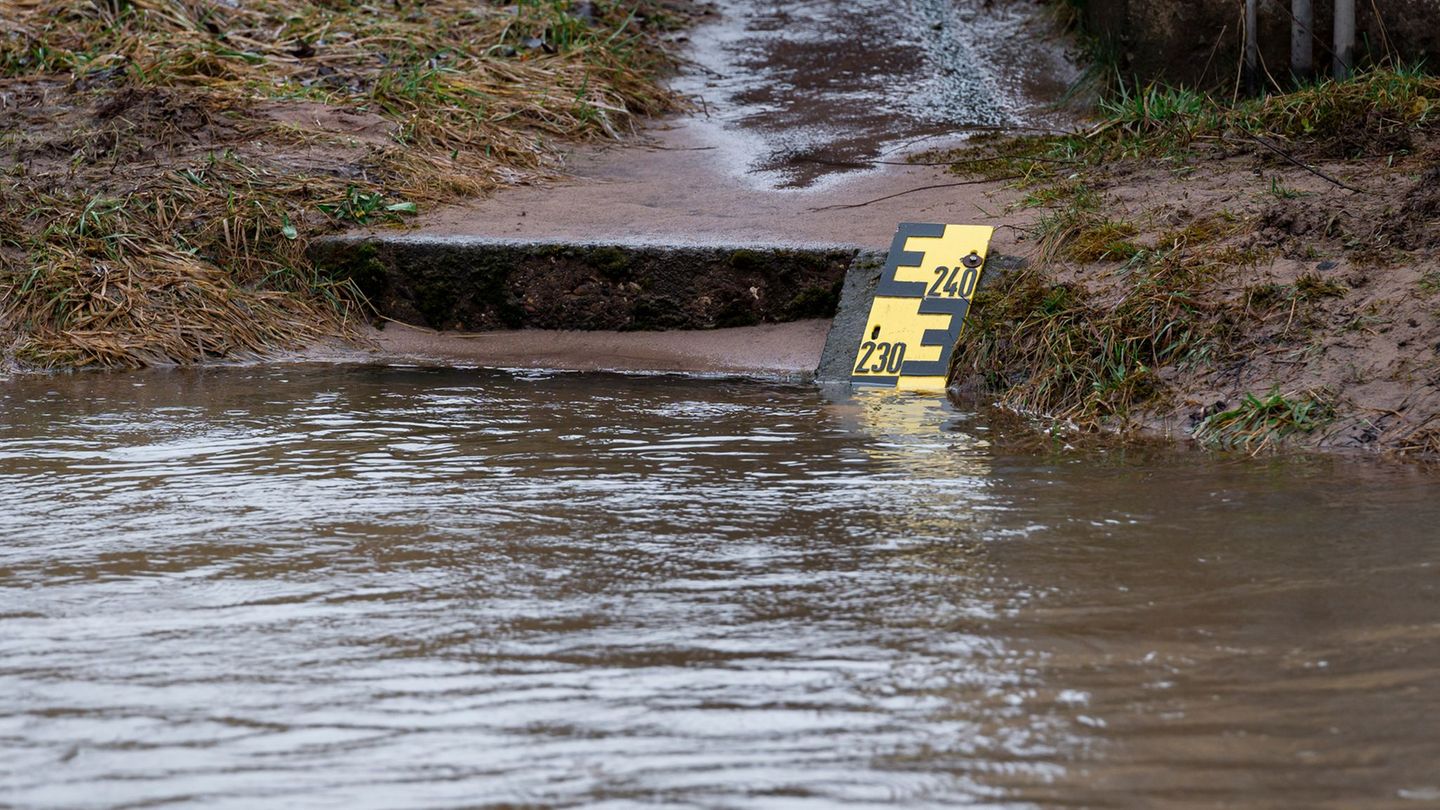 Regen und Tauwetter lassen das Wasser in Flüssen und Bächen steigen. (Archivbild) Foto: Daniel Vogl/dpa