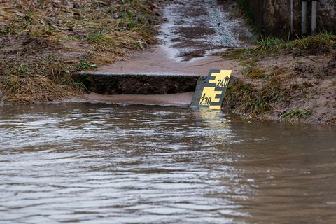 Regen und Tauwetter lassen das Wasser in Flüssen und Bächen steigen. (Archivbild) Foto: Daniel Vogl/dpa
