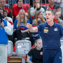 Suhls Trainer Laszlo Hollosy sieht Stuttgart als Favoriten für das Pokalfinale. (Archivbild) Foto: Monika Skolimowska/dpa