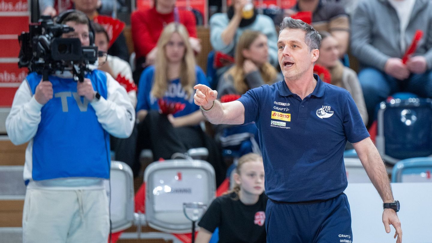 Suhls Trainer Laszlo Hollosy sieht Stuttgart als Favoriten für das Pokalfinale. (Archivbild) Foto: Monika Skolimowska/dpa