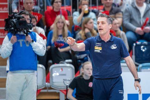 Suhls Trainer Laszlo Hollosy sieht Stuttgart als Favoriten für das Pokalfinale. (Archivbild) Foto: Monika Skolimowska/dpa