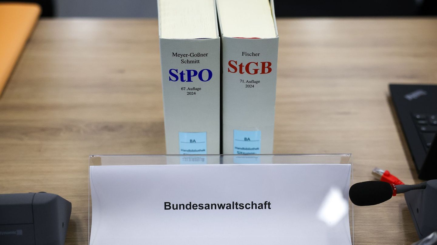 Den Männern wird vorgeworfen, sich zur schweren Brandstiftung verabredet zu haben und als Agenten zu Sabotagezwecken gearbeitet