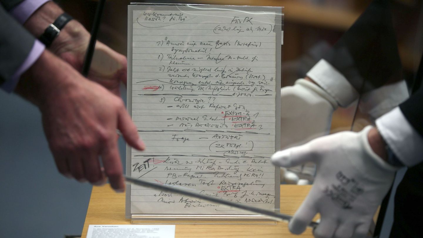 Der berühmte Schabowski-Zettelt wird im Haus der Geschichte in Bonn gezeigt. (Archivbild) Foto: Oliver Berg/dpa