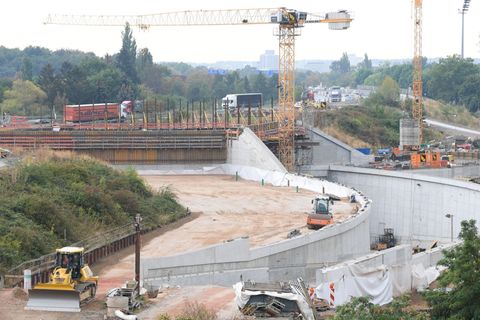 Im Fechenheimer Wald werden die letzten Bäume für den Riederwaldtunnel gerodet. Die Polizei ist vor Ort, Proteste bleiben aus. (