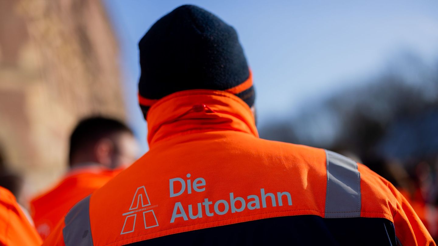 Autobahn-Beschäftigte in NRW - ein Teil von ihnen wird am Dienstag die Arbeit niederlegen. Foto: Rolf Vennenbernd/dpa
