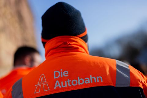 Autobahn-Beschäftigte in NRW - ein Teil von ihnen wird am Dienstag die Arbeit niederlegen. Foto: Rolf Vennenbernd/dpa