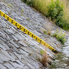 Wegen des Tauwetters steigen in Thüringen die Wasserstände. (Symbolbild) Foto: Michael Reichel/dpa