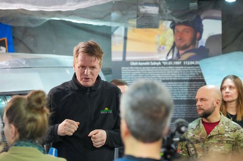 Museumsdirektor Enno Lenze (l) spricht während der Pressekonferenz zur Eröffnung des Ukraine Museums im Berlin Story Bunker. Fot