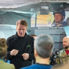 Museumsdirektor Enno Lenze (l) spricht während der Pressekonferenz zur Eröffnung des Ukraine Museums im Berlin Story Bunker. Fot