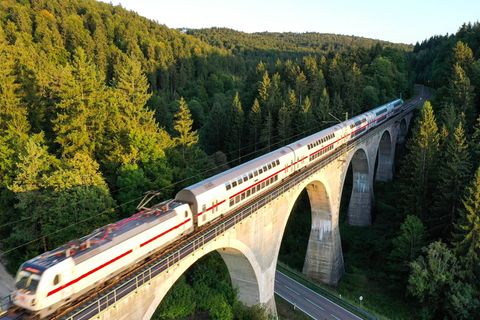 Bis Ende 2026 fährt weiterhin jeder zweite IC nur bis Singen. (Foto-Archiv) Foto: Felix Kästle/dpa