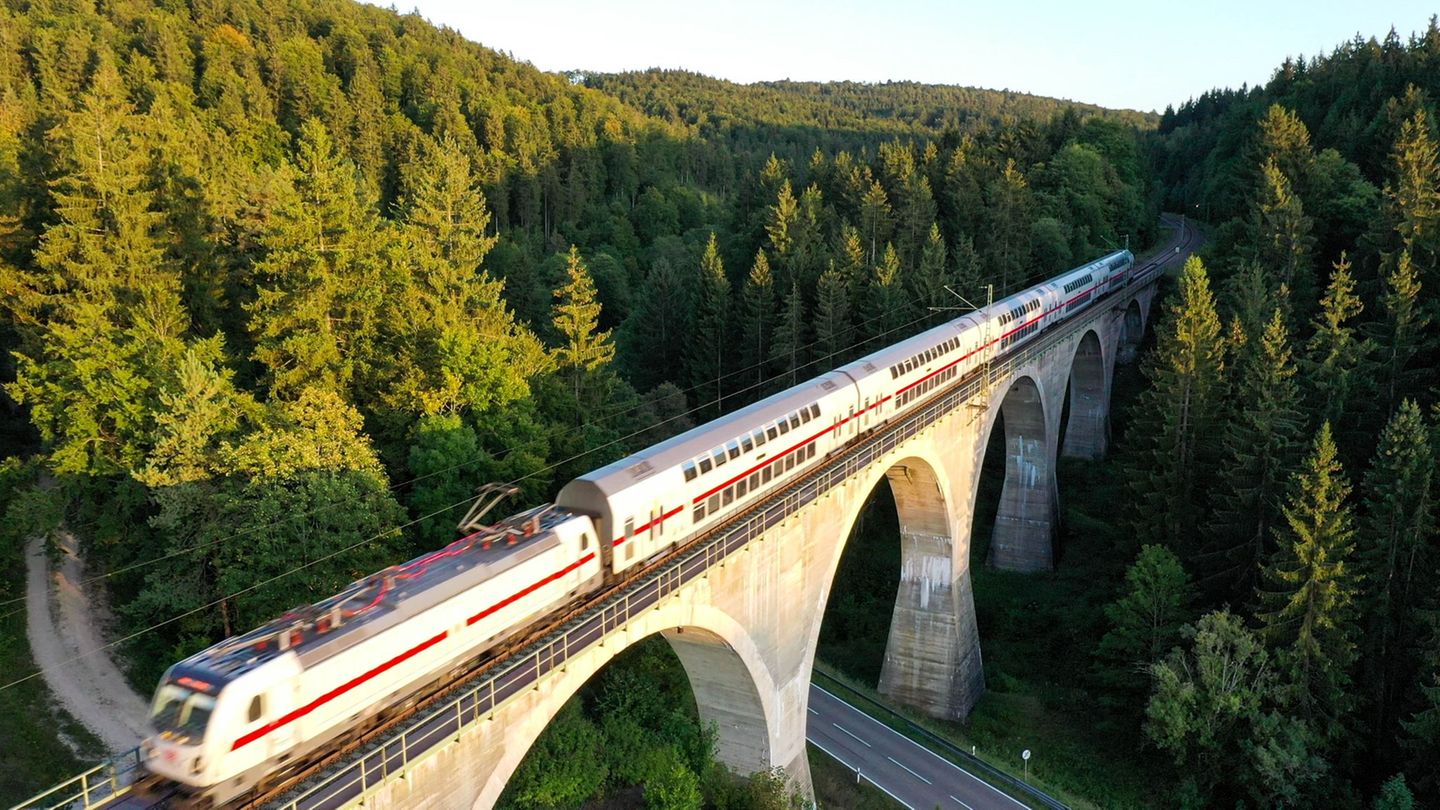 Bis Ende 2026 fährt weiterhin jeder zweite IC nur bis Singen. (Foto-Archiv) Foto: Felix Kästle/dpa
