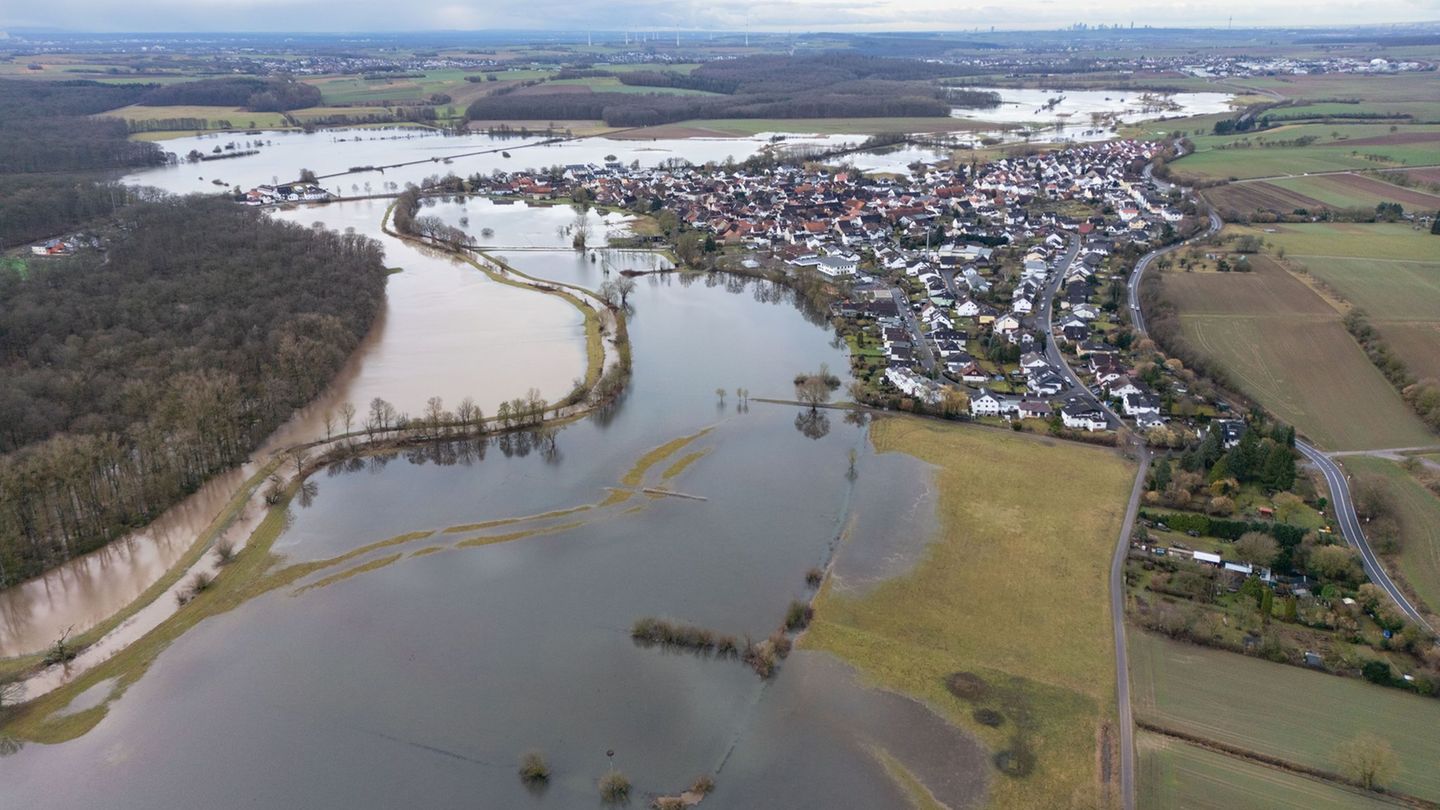 Nach starken Regenfällen und Schneeschmelze steigen in Hessen vielerorts die Pegel - auch der Pegel der Nidder bei Eichen in Wet