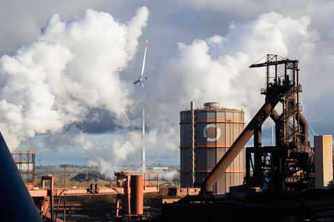 In Salzgitter läuft bereits die Umstellung von Kohle auf Wasserstoff. (Archivbild) Foto: Julian Stratenschulte/dpa