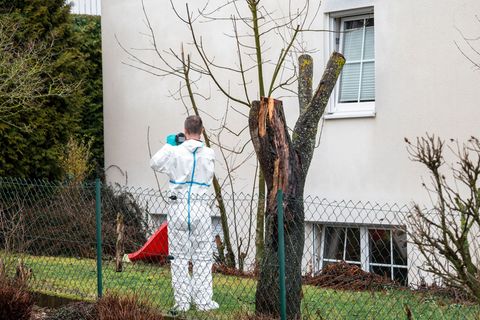 Am Montag waren Spezialisten der Spurensicherung am Haus im Einsatz. Foto: Daniel Vogl/dpa