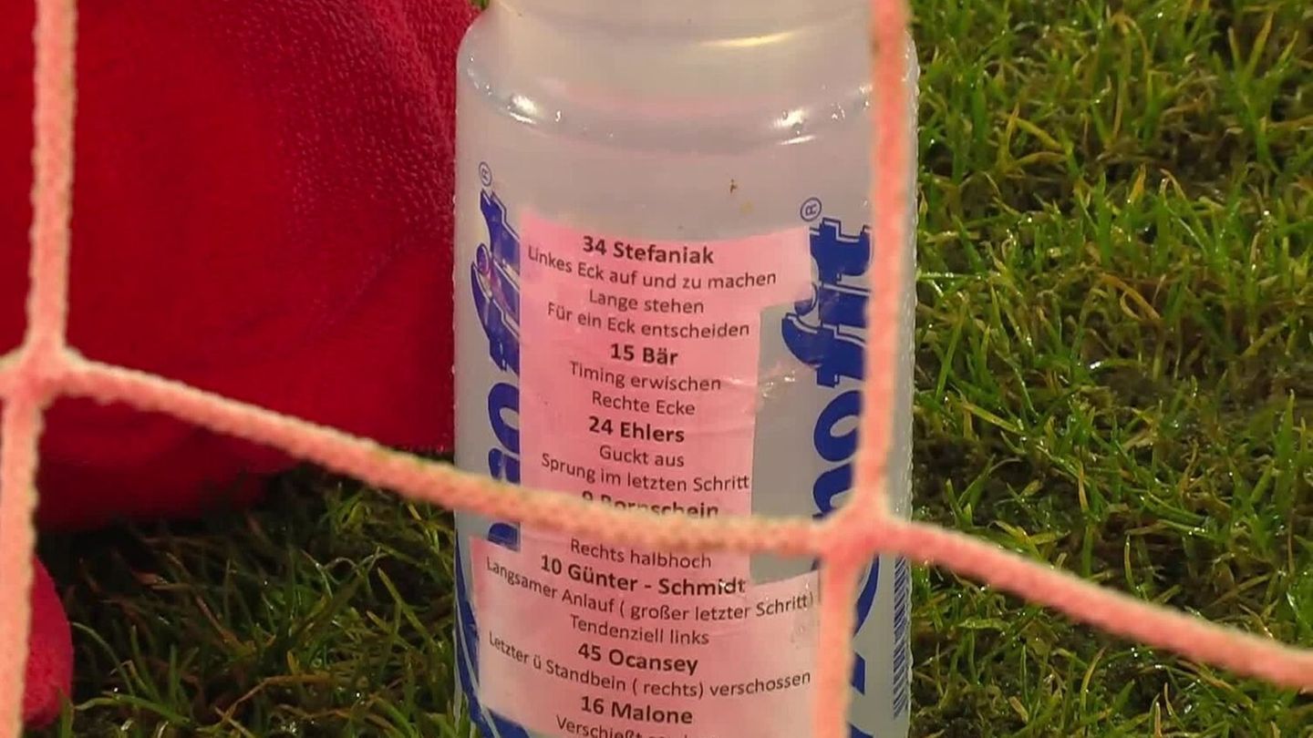 Trinkflasche mit Elfmeter-Zettel von Marius Funk. Foto: -/MagentaSport/dpa