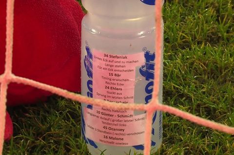 Trinkflasche mit Elfmeter-Zettel von Marius Funk. Foto: -/MagentaSport/dpa