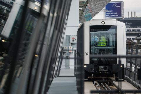 Passagiere können seit Montag mit der neuen Sky Line-Bahn bis zum Terminal 2 fahren. Foto: Hannes P. Albert/dpa