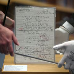 Der berühmte Schabowski-Zettelt wird im Haus der Geschichte in Bonn gezeigt. (Archivbild) Foto: Oliver Berg/dpa