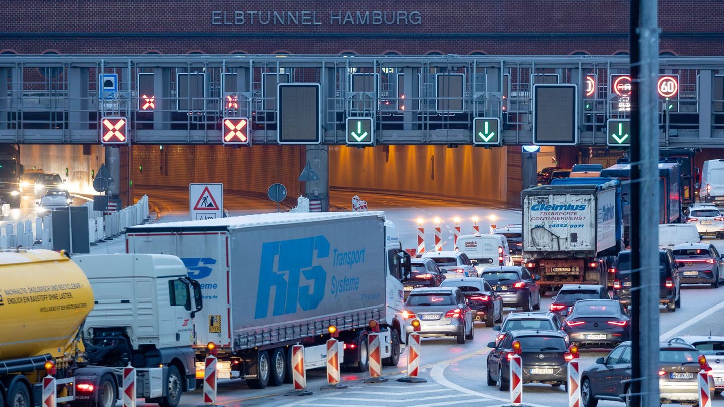 Laut Autobahn GmbH fahren im Schnitt täglich mehr als 120.000 Fahrzeuge durch den Elbtunnel. Foto: Bodo Marks/dpa