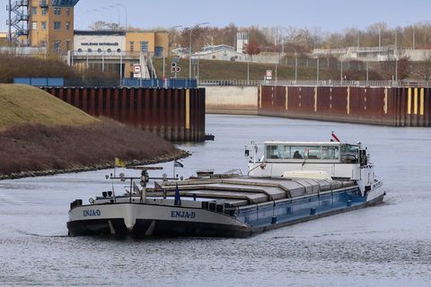 Das Motorschiff "ENJA-D" aus den Niederlanden fährt nach der Eis-Sperre als eines der ersten wieder auf dem Mittellandkanal bei