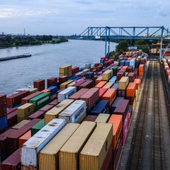 Experten des Wirtschaftsforschungsinstituts RWI rechnen für 2026 mit einem leichten Wirtschaftswachstum von 0,9 Prozent in NRW.