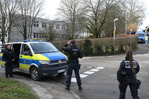 Die Polizei ist an einer Schule in Bretten im Einsatz. Foto: Bernd Weißbrod/dpa