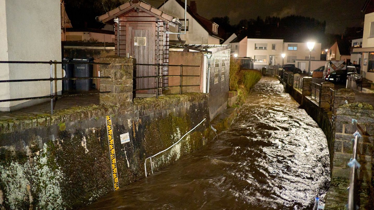 Nach einem regnerischen Wochenende waren so wie hier in Niederelbert bei Montabaur die Pegelstände erneut angestiegen. (Archivbi