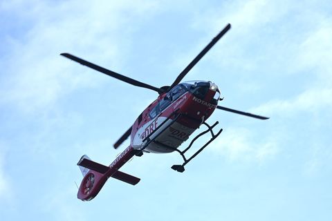 Der verunglückte Turner wurde mit dem Rettungshubschrauber in eine Unfallklinik gebracht. (Symbolbild) Foto: Elisa Schu/dpa