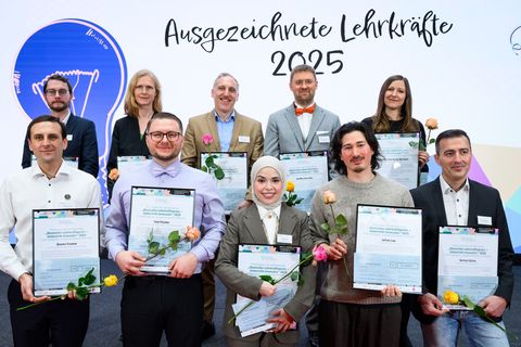 Insgesamt wurden zehn "Ausgezeichnete Lehrkräfte" gekürt. Foto: Bernd von Jutrczenka/dpa