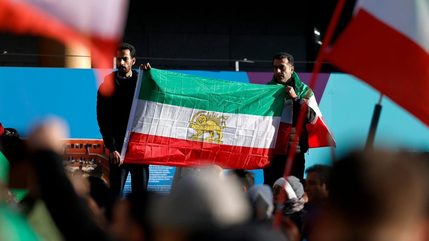 Im Januar demonstrierten Menschen weltweit gegen das Mullahregime im Iran – etwa hier in Köln